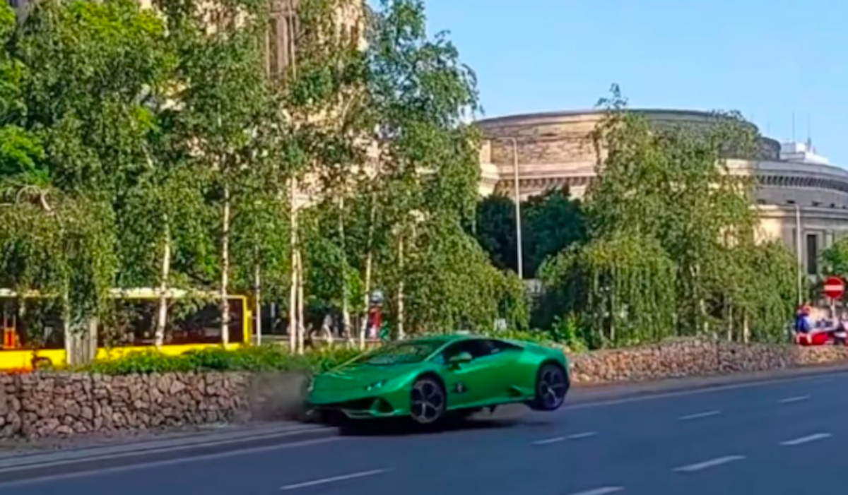 accident spectaculaire : lamborghini plantée dans un mur en mode