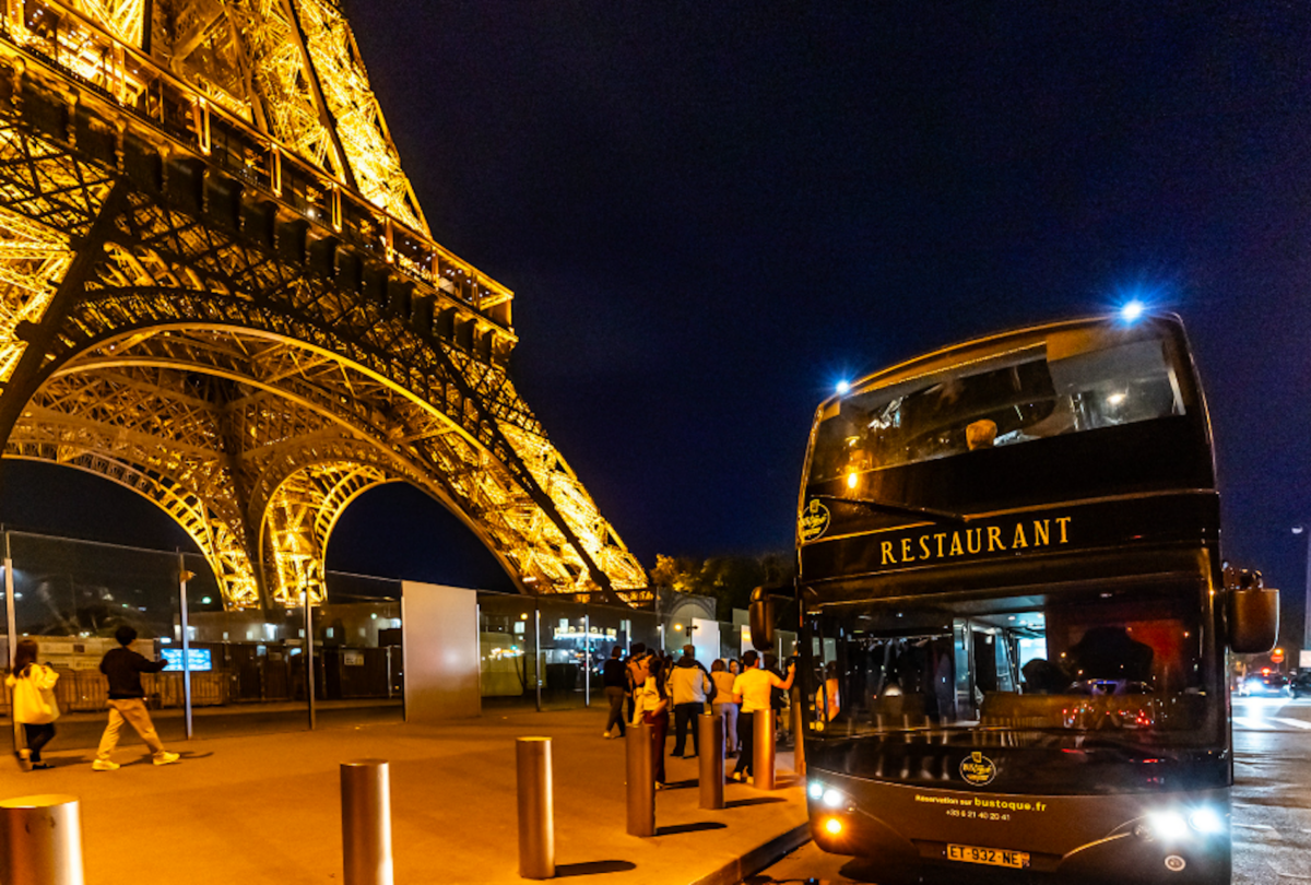 dînez en traversant paris dans ce bus restaurant idéal !