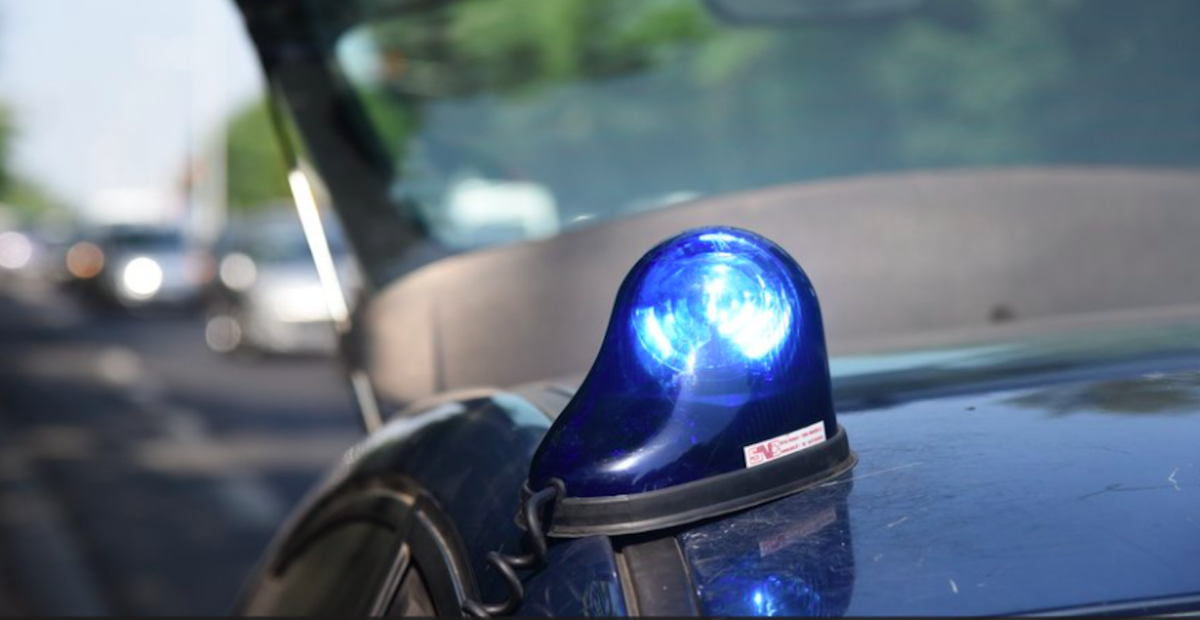 il se sert d'un gyrophare pour arriver plus vite au