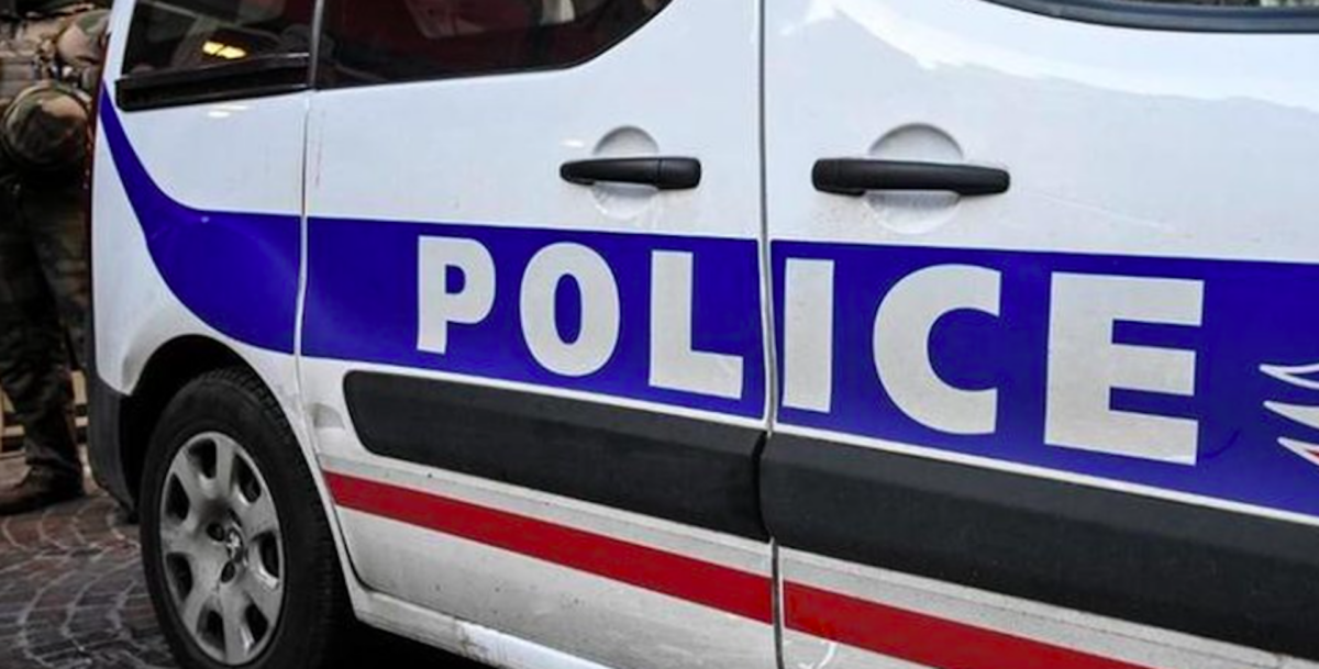 ivre avec une bouteille à la main, retrouvée en voiture