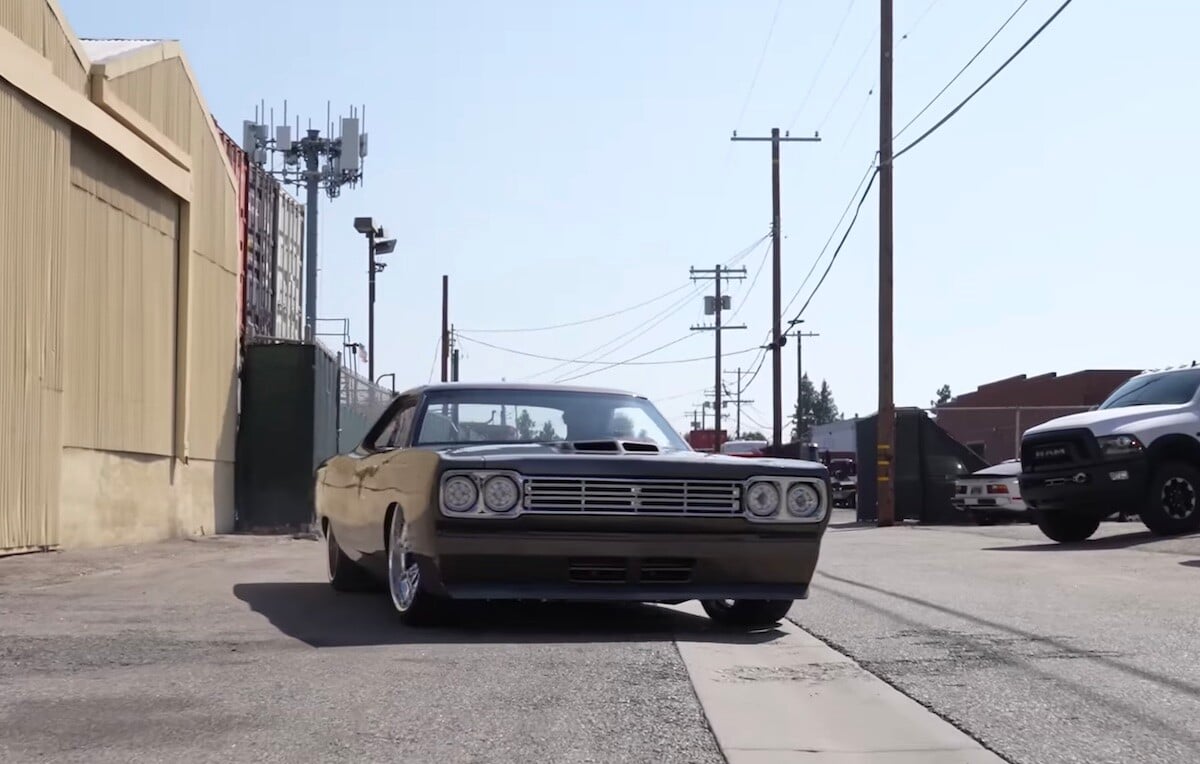 la construction de cette plymouth road runner a nécessité huit