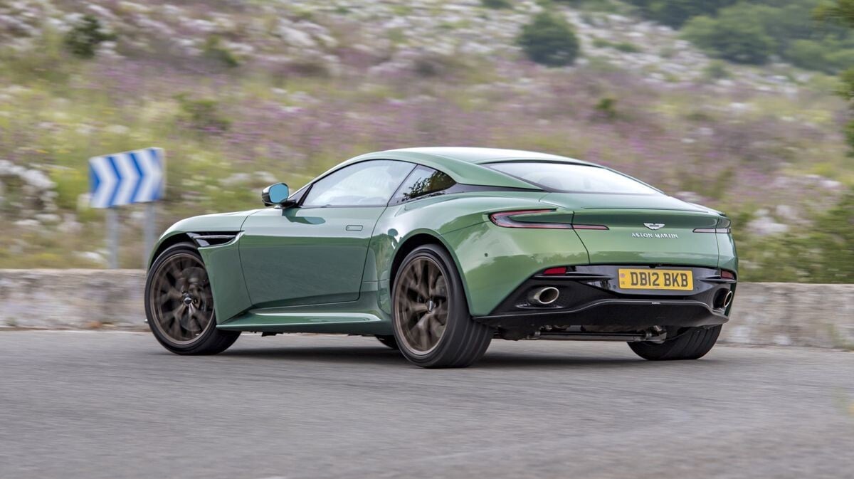 la db12 d'aston martin abandonne google maps pour une nouvelle