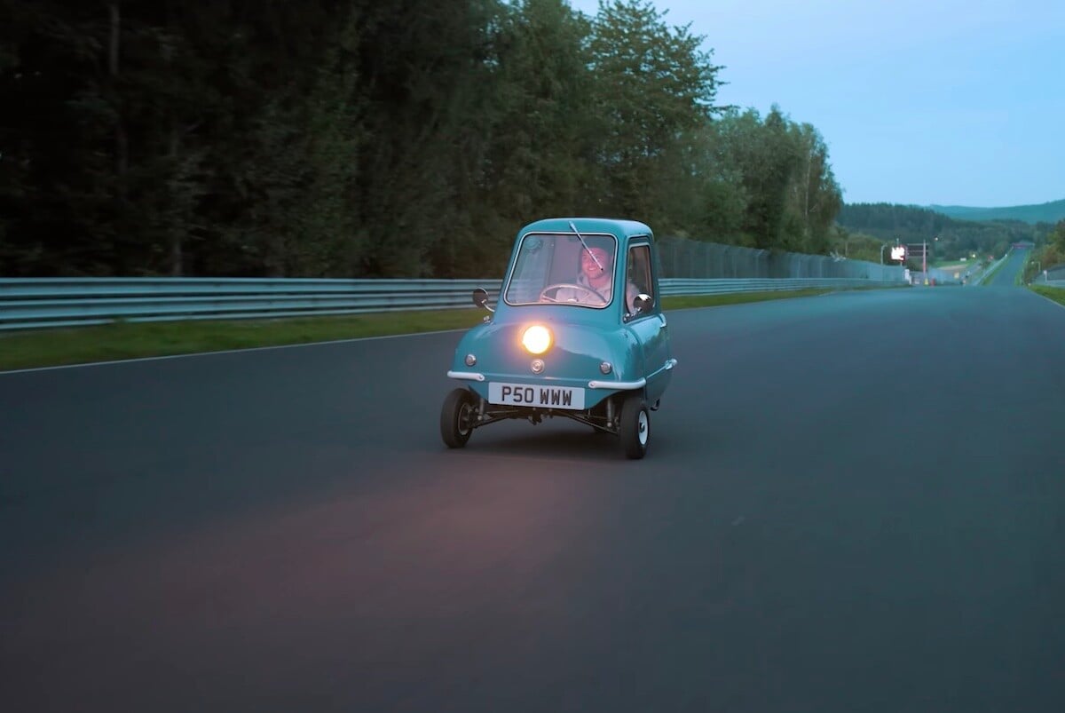 la microcar de 5 chevaux se lance sur le nürburgring