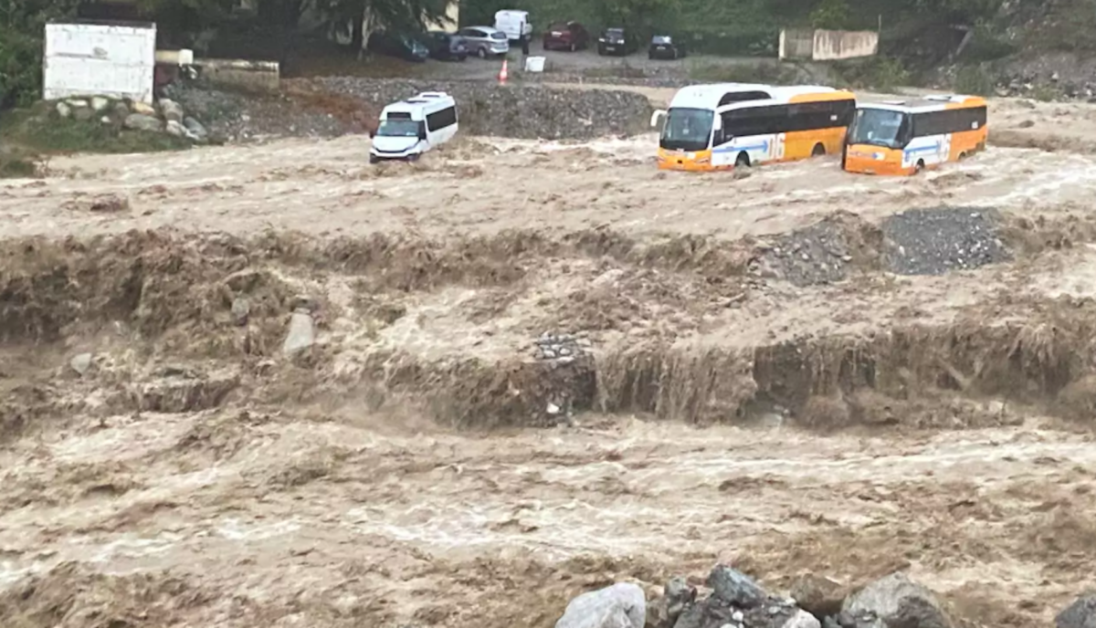 la montée des eaux piége les bus niçois