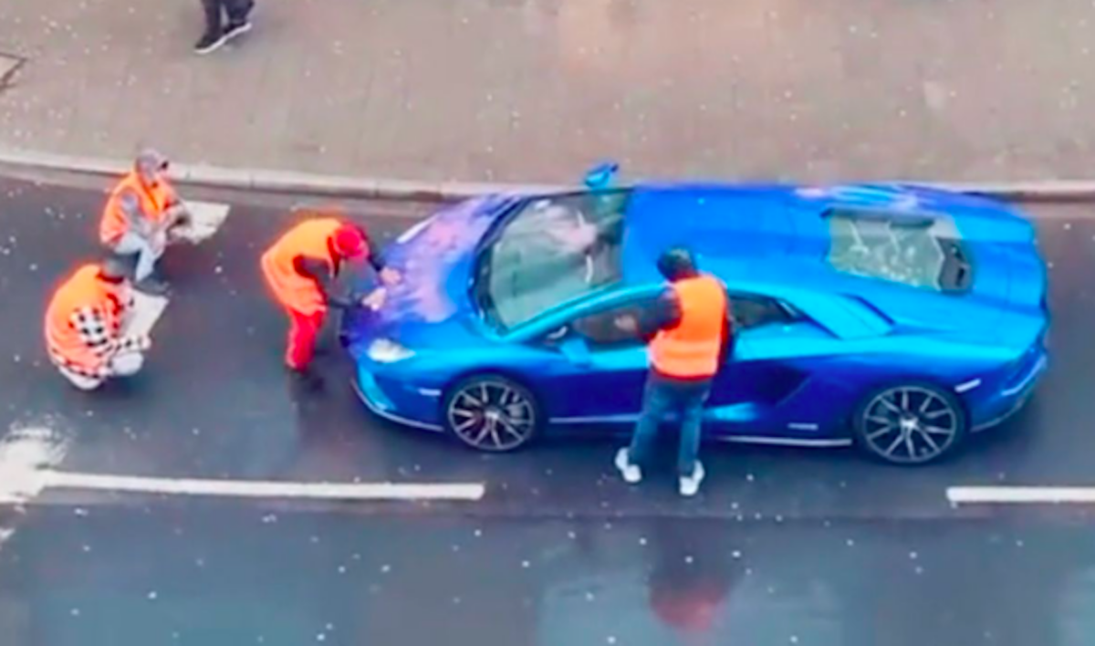 lamborghini imperturbable face aux activistes qui l'attaquent