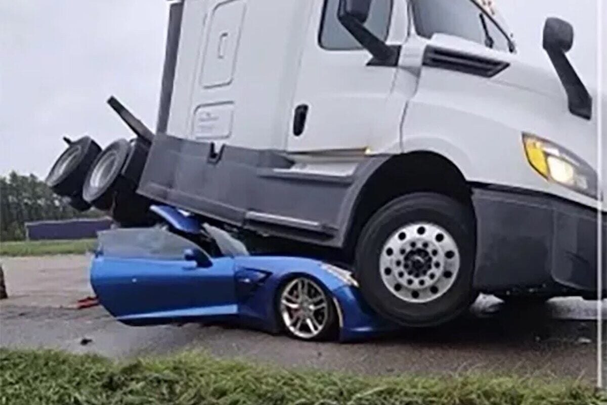 miraculeuse survie : corvette écrasée par un camion, ils s'en