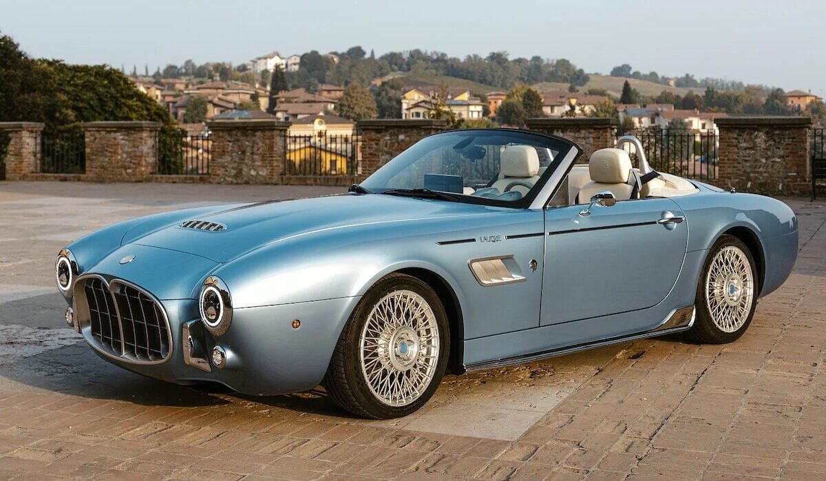 une bmw z4 se fait passer pour une vieille maserati