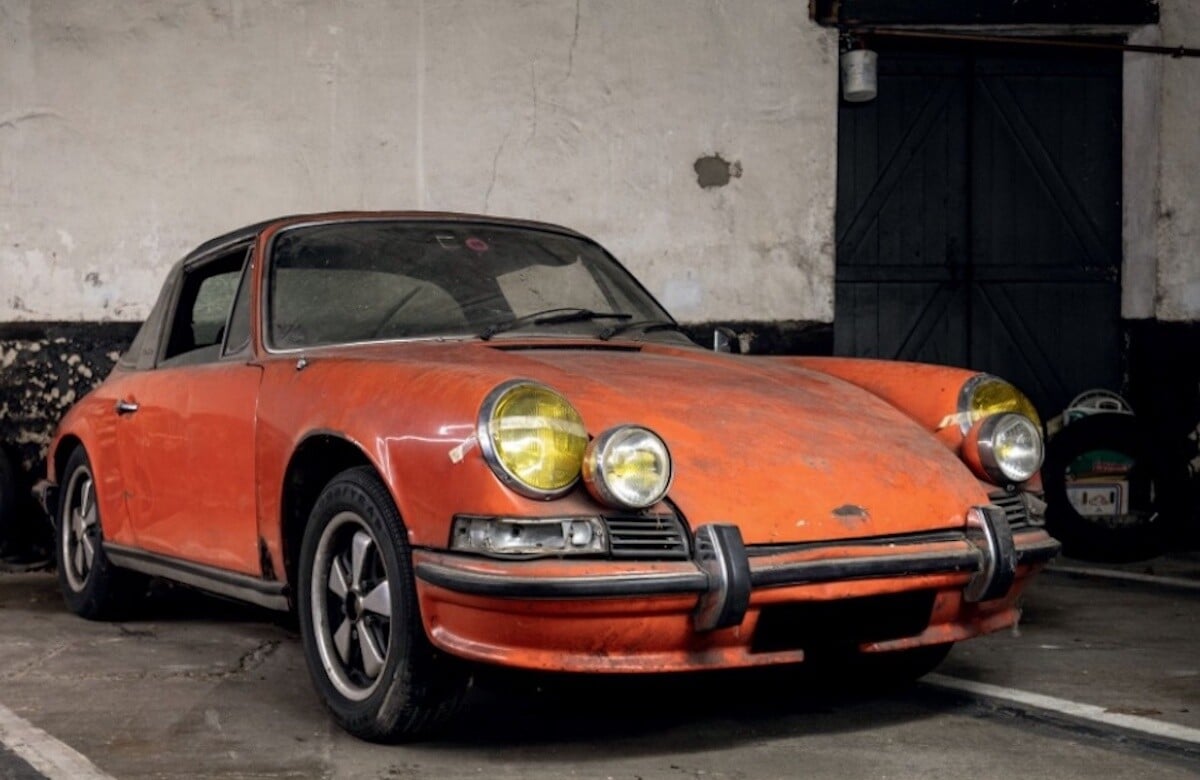 abandonnée dans les rues de paris, cette porsche targa attire
