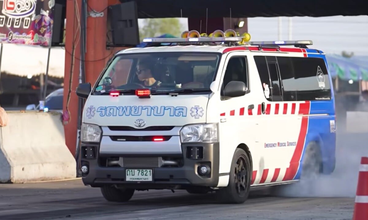 course de camions de pompiers et d'ambulances à bangkok :
