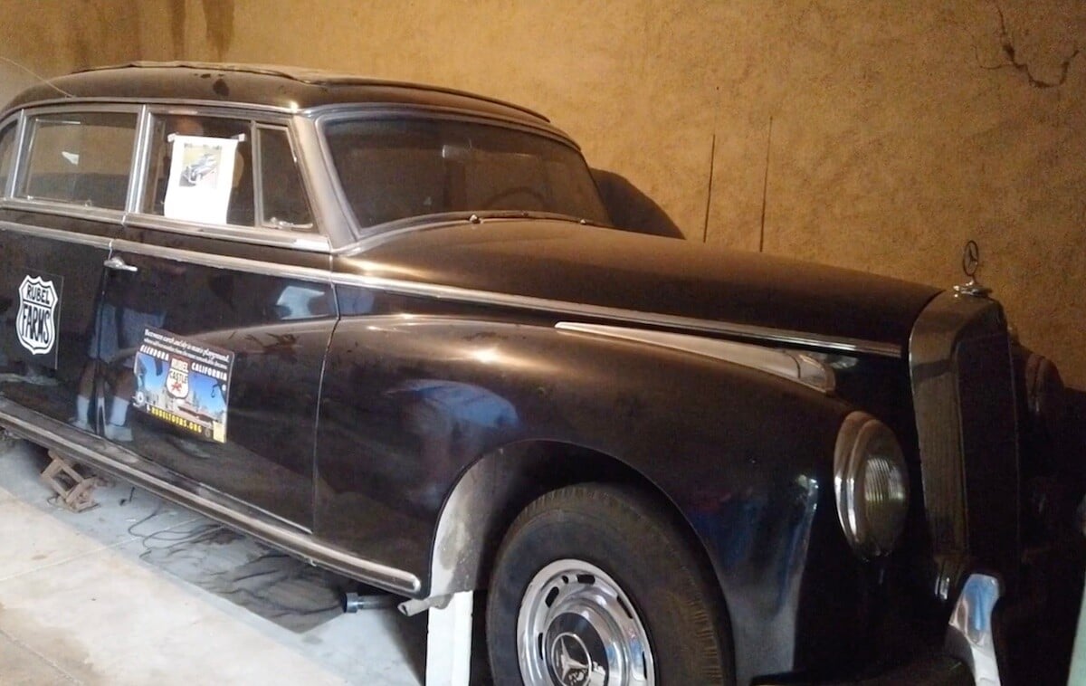 découverte incroyable : une collection de voitures vintage dans un