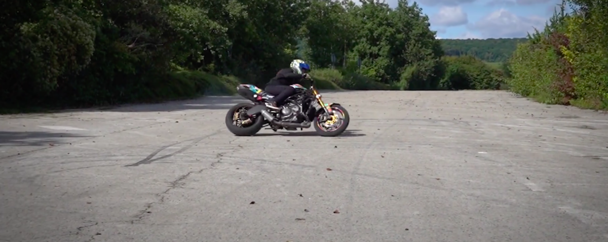 la doublure de scarlett johansson, championne du monde de moto