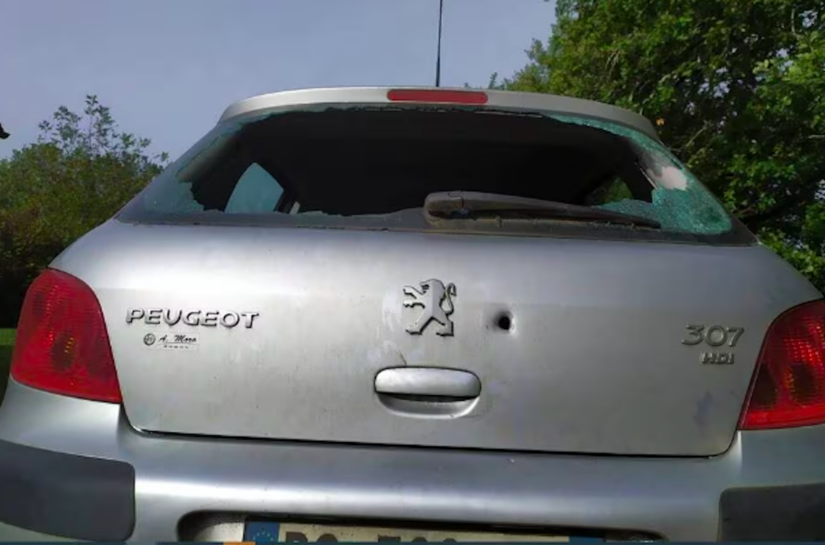 un chasseur tire une balle dans le siège d'un conducteur