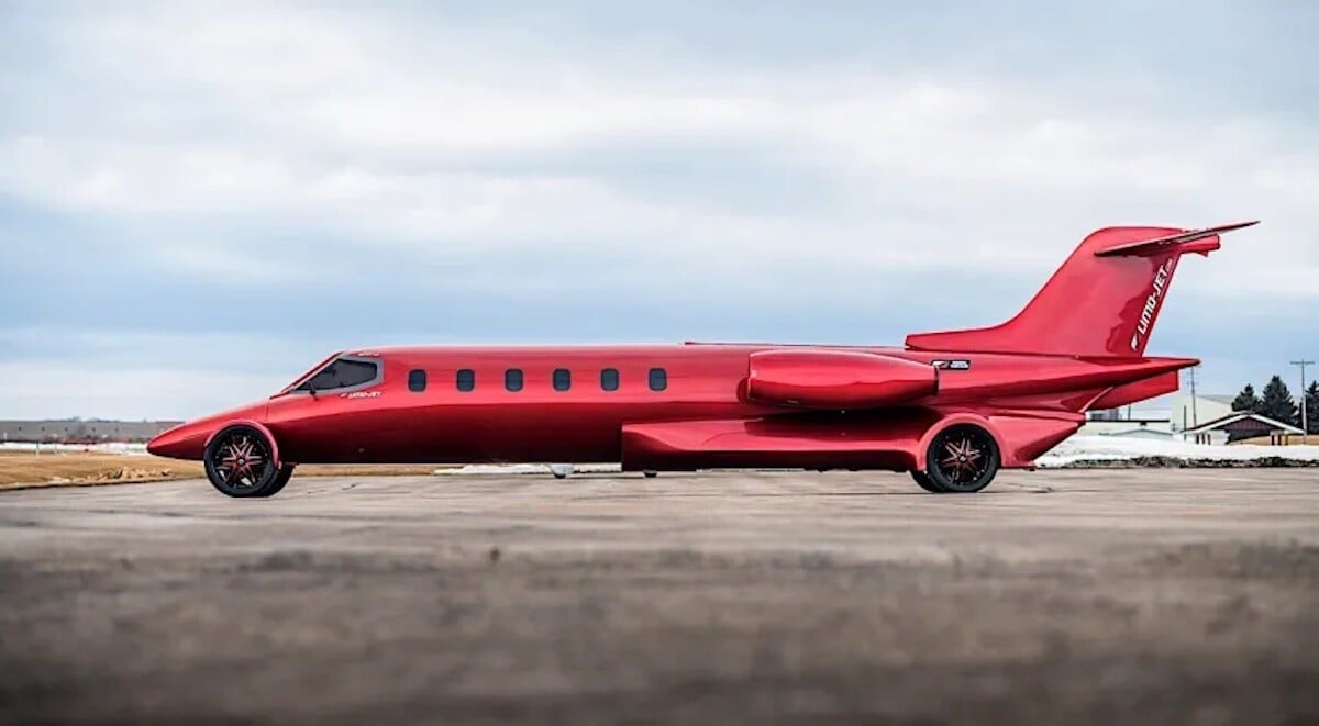un mélange insolite entre une limousine et un jet privé