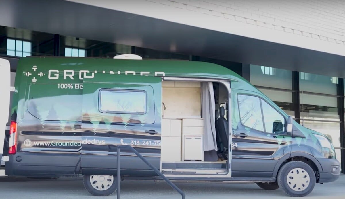 un véhicule mi utilitaire, mi caravane, la grounded g2, vendue à 200