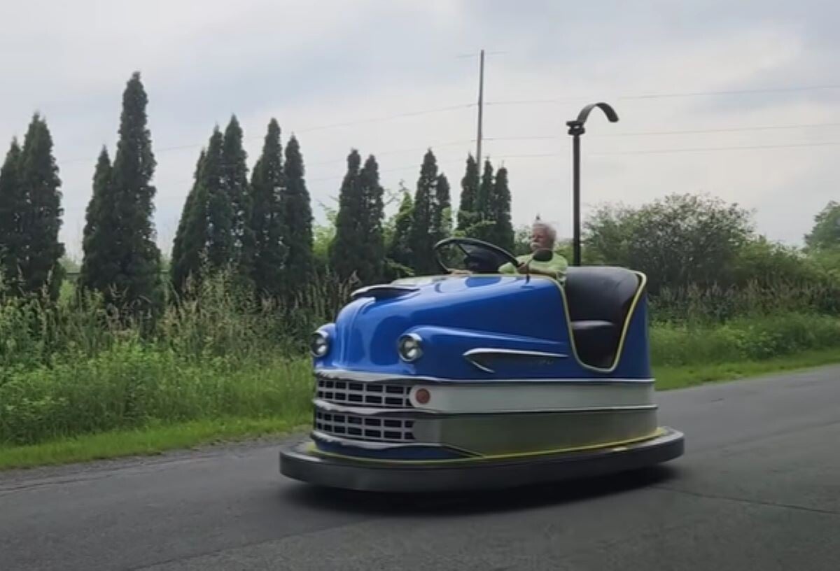 une auto tamponneuse géante : il roule avec !