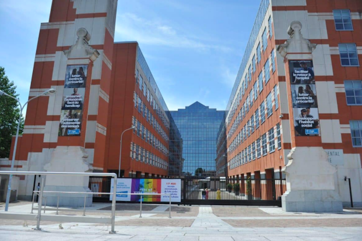 voiture percute portail conseil départemental.