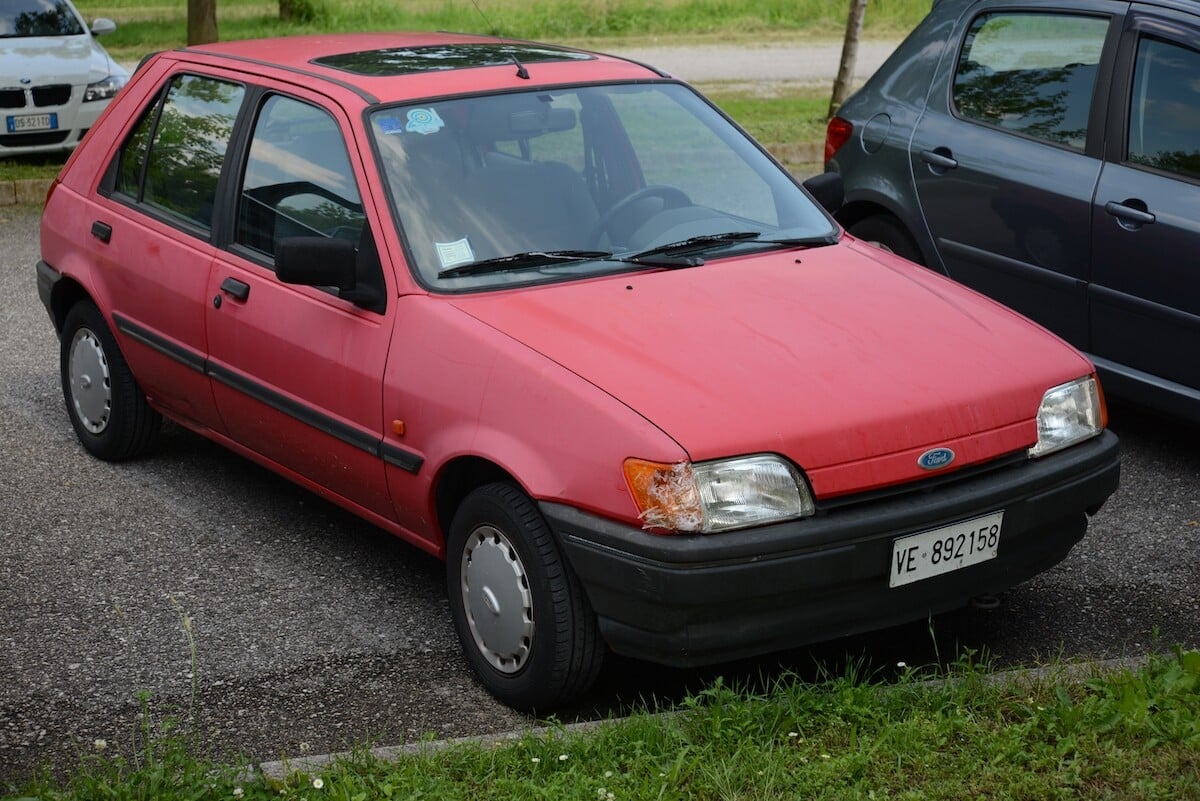 aménagement diy de ford fiesta en caravane avec carton et