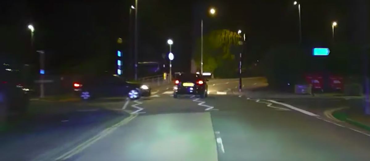 ce chauffard anglais finit mal sa course poursuite avec les policiers