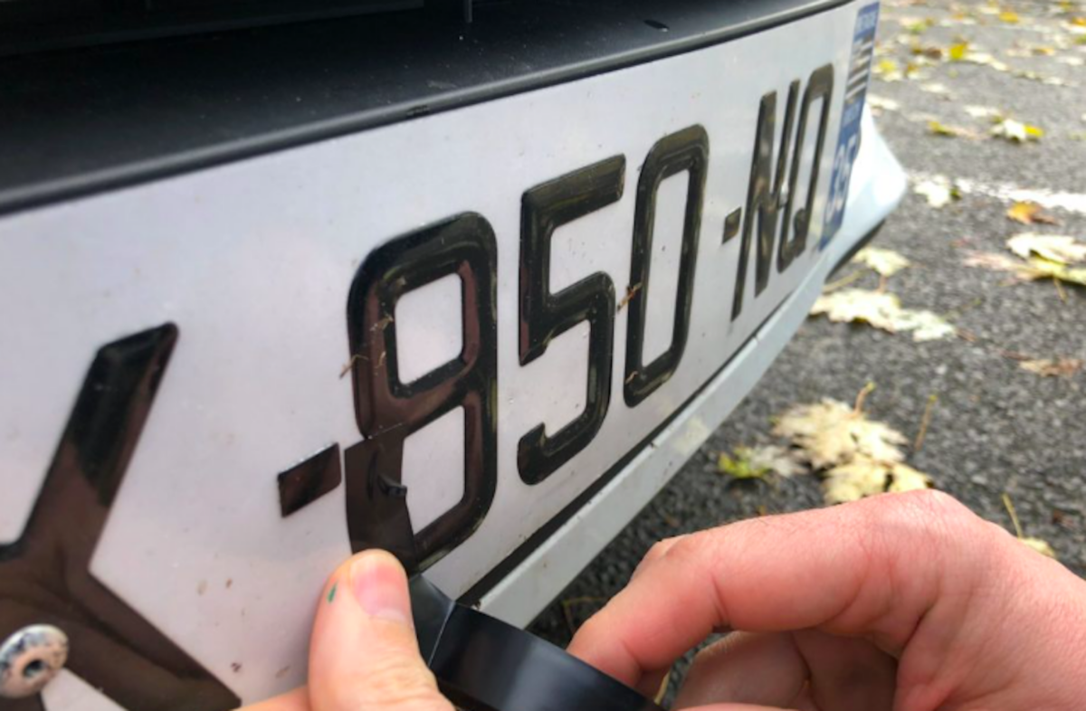 modification des plaques d'immatriculation avec du ruban adhésif isolant :