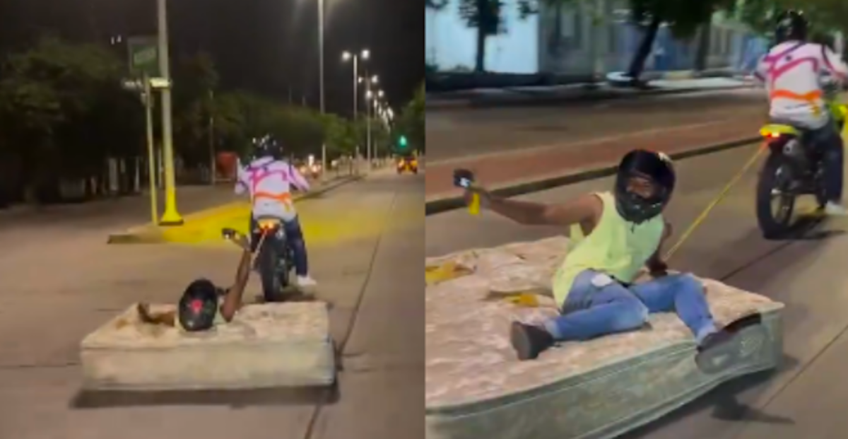 tractage d'un ami allongé sur un matelas à l'arrière d'une