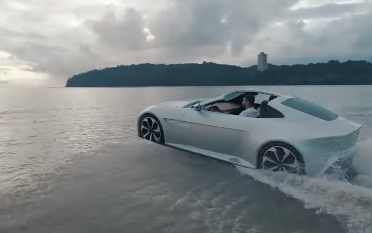 un bateau à moteur se cache sous l'apparence de cette