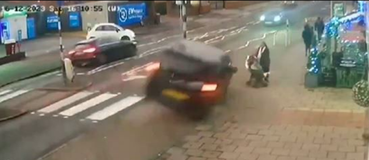 un lampadaire sauve une maman et son bébé !