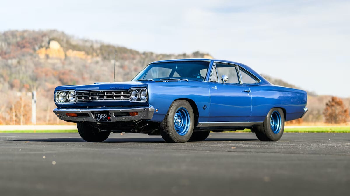une plymouth road runner des années 60 cache 1000 chevaux