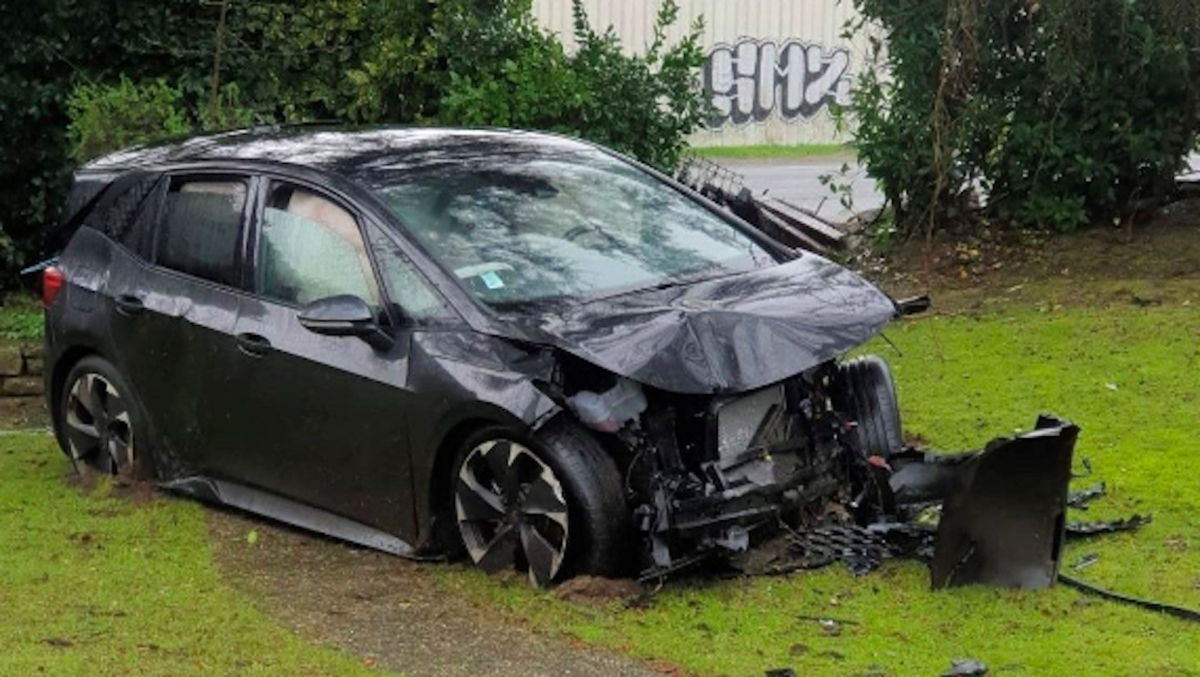 une voiture accidentée dans son jardin : il se réveille