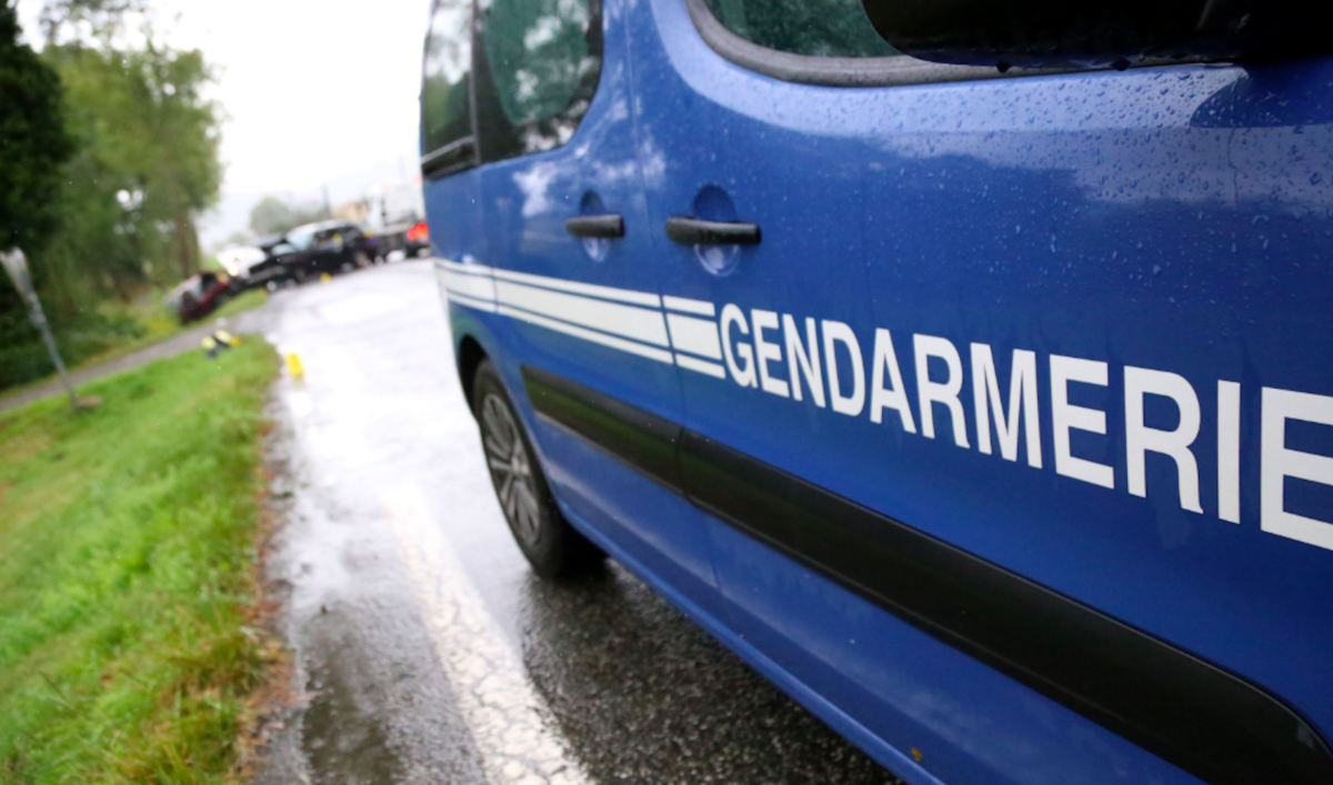 une voiture atterrit au premier étage d'une maison après s'être