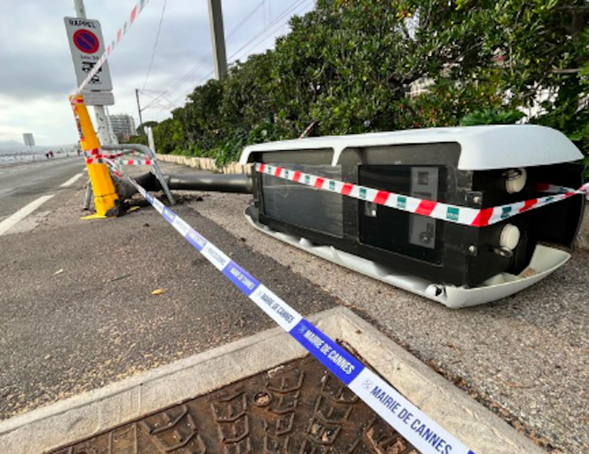voiture défonce radar sous l'effet de l'ivresse