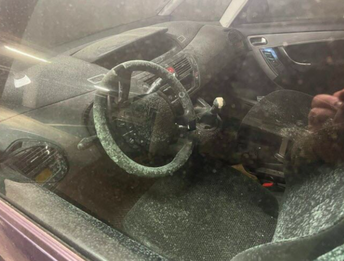 voiture en décomposition découverte dans la moisissure d'un parking