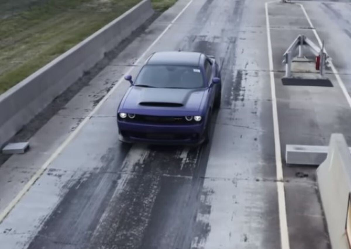 dodge challenger développe 1700 chevaux dans cette incroyable performance