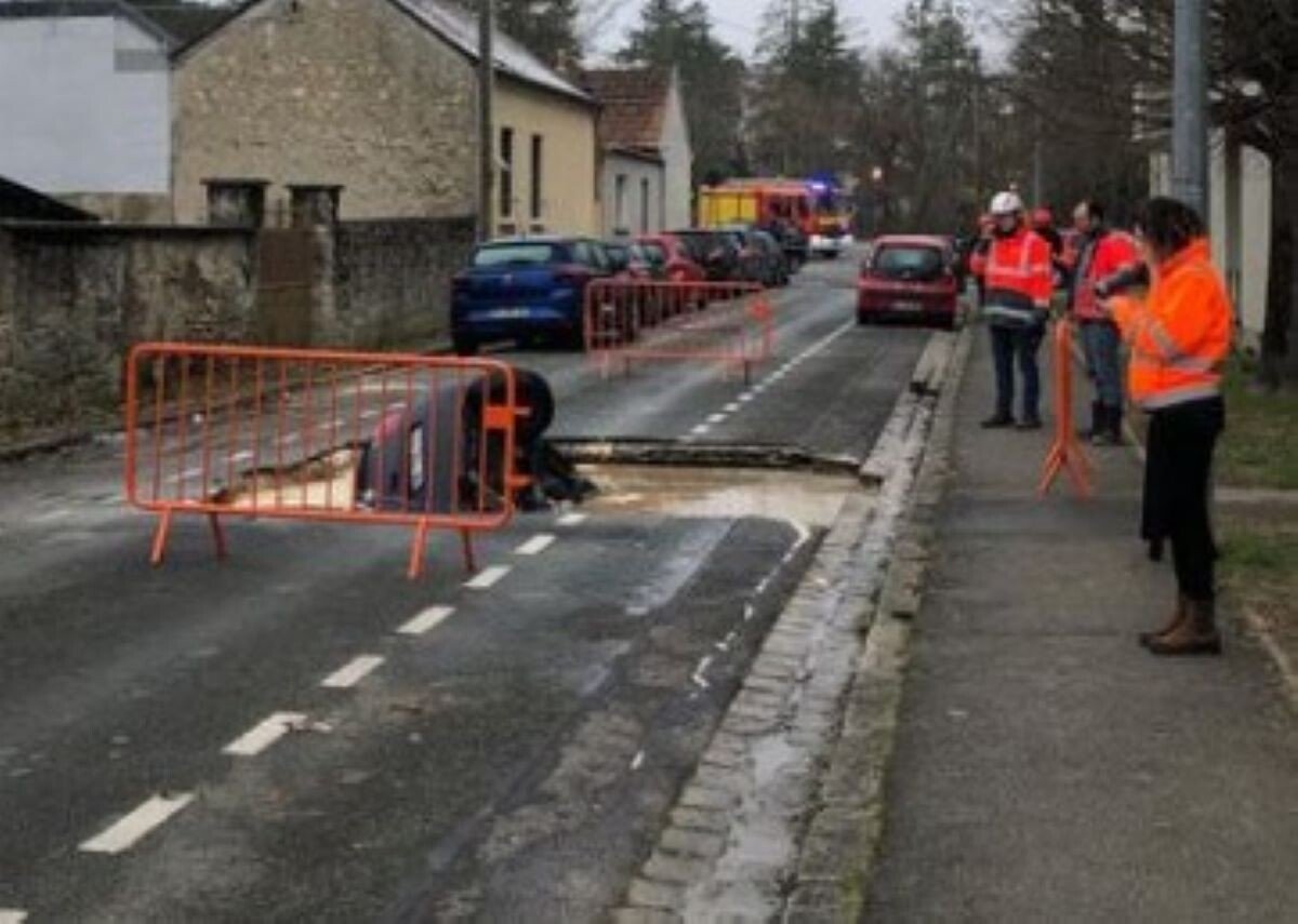 engloutissement d'une voiture à fontainebleau suite à l'effondrement de la