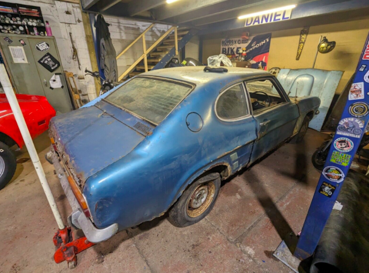 ford capri retrouvée abandonnée dans un garage 40 ans après.