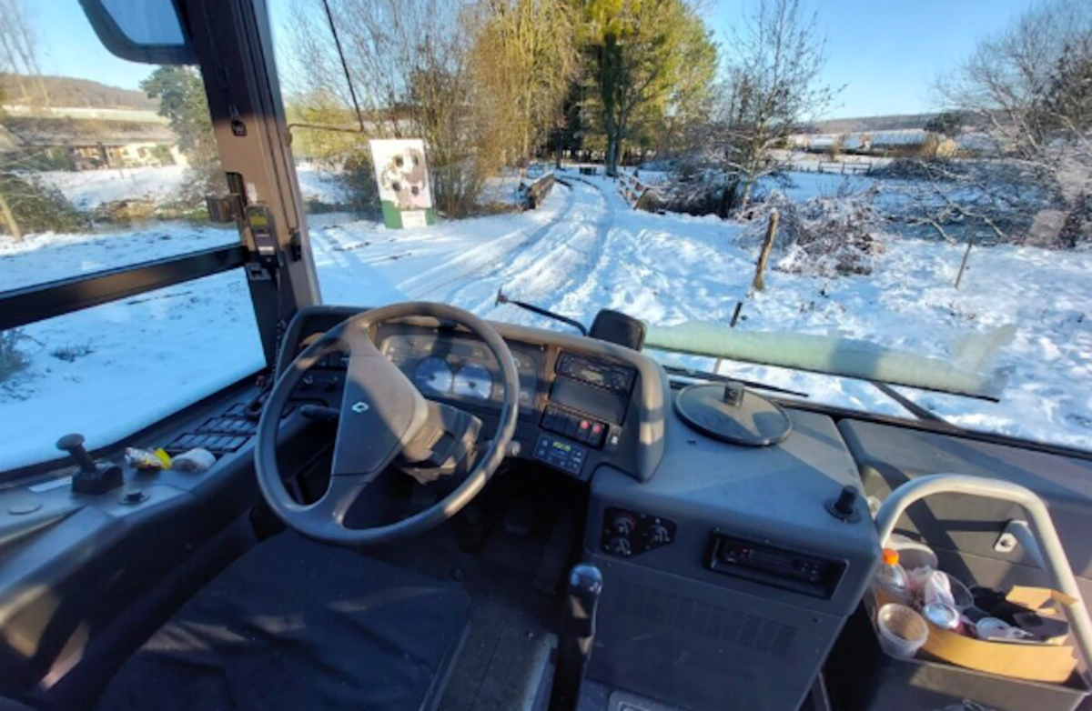 il parcourt le monde dans cet ancien bus aménagé en
