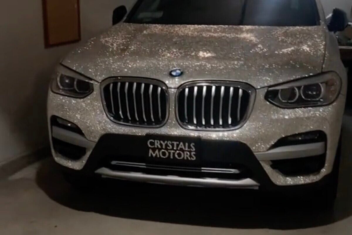 la carrosserie de sa bmw recouverte de cristaux swarovski