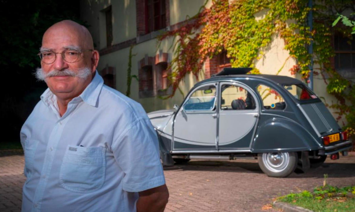 la dernière 2cv offerte au musée national de l'automobile