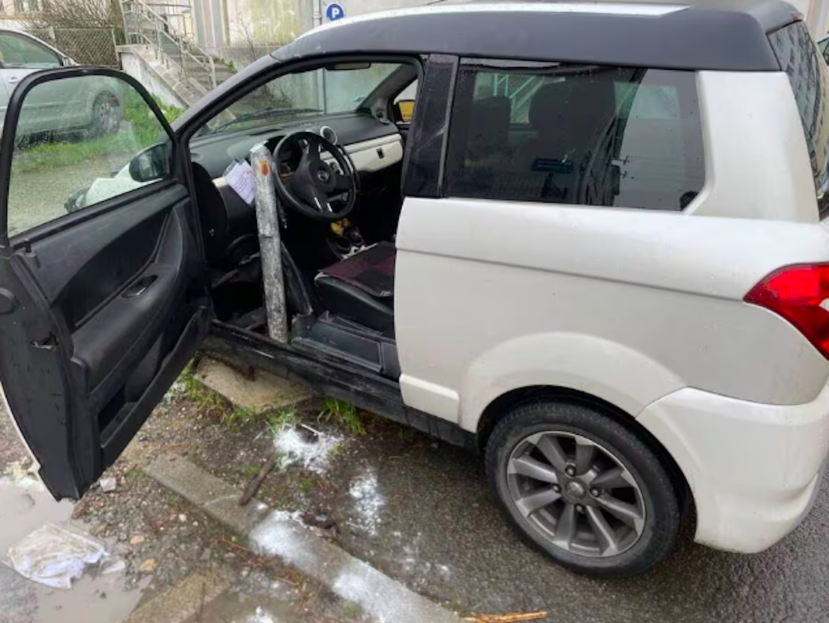 sa voiture transpercée par un poteau suite à un accident.