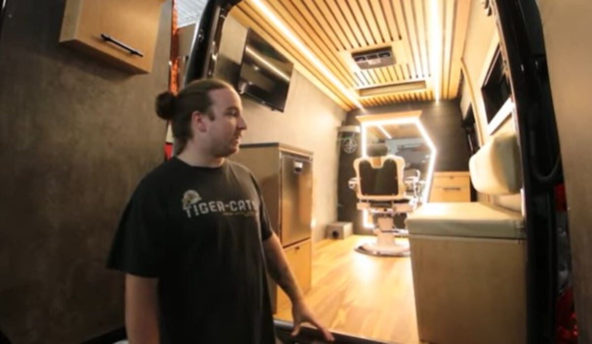 transformation d'un van mercedes benz sprinter en salon de coiffure