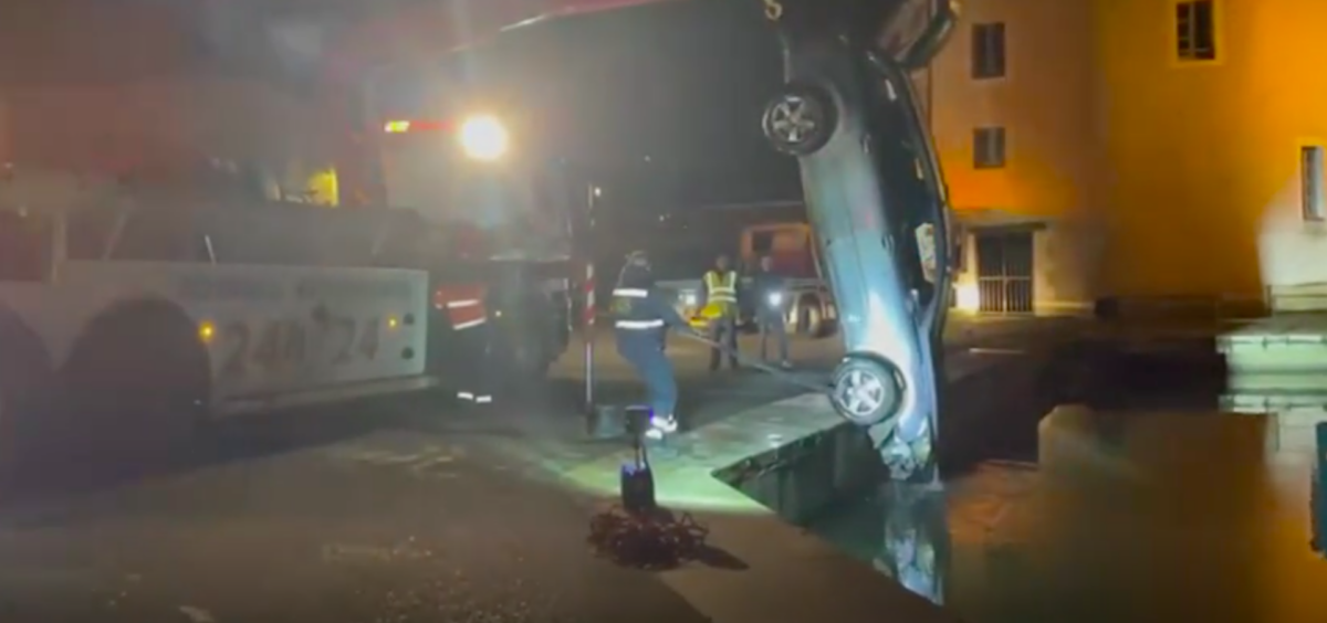 trois fois, sa voiture tombe dans la rivière !