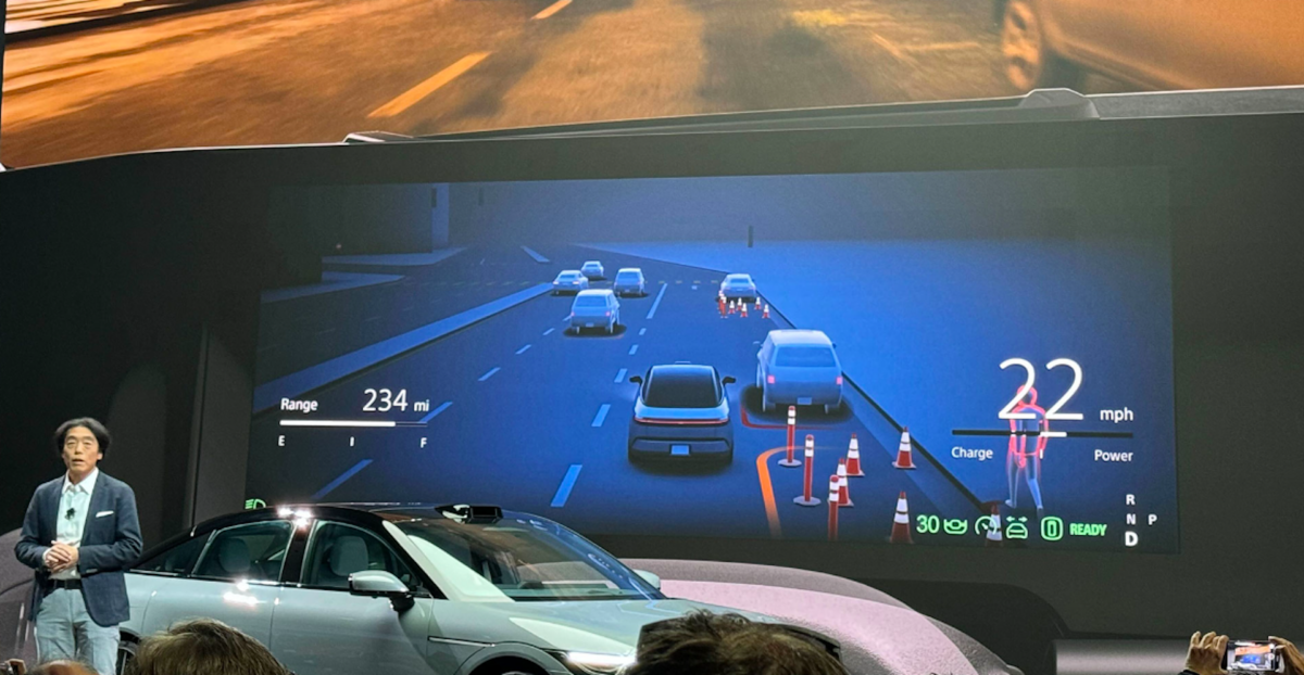 une voiture afeela utilise une manette de ps5 pour se
