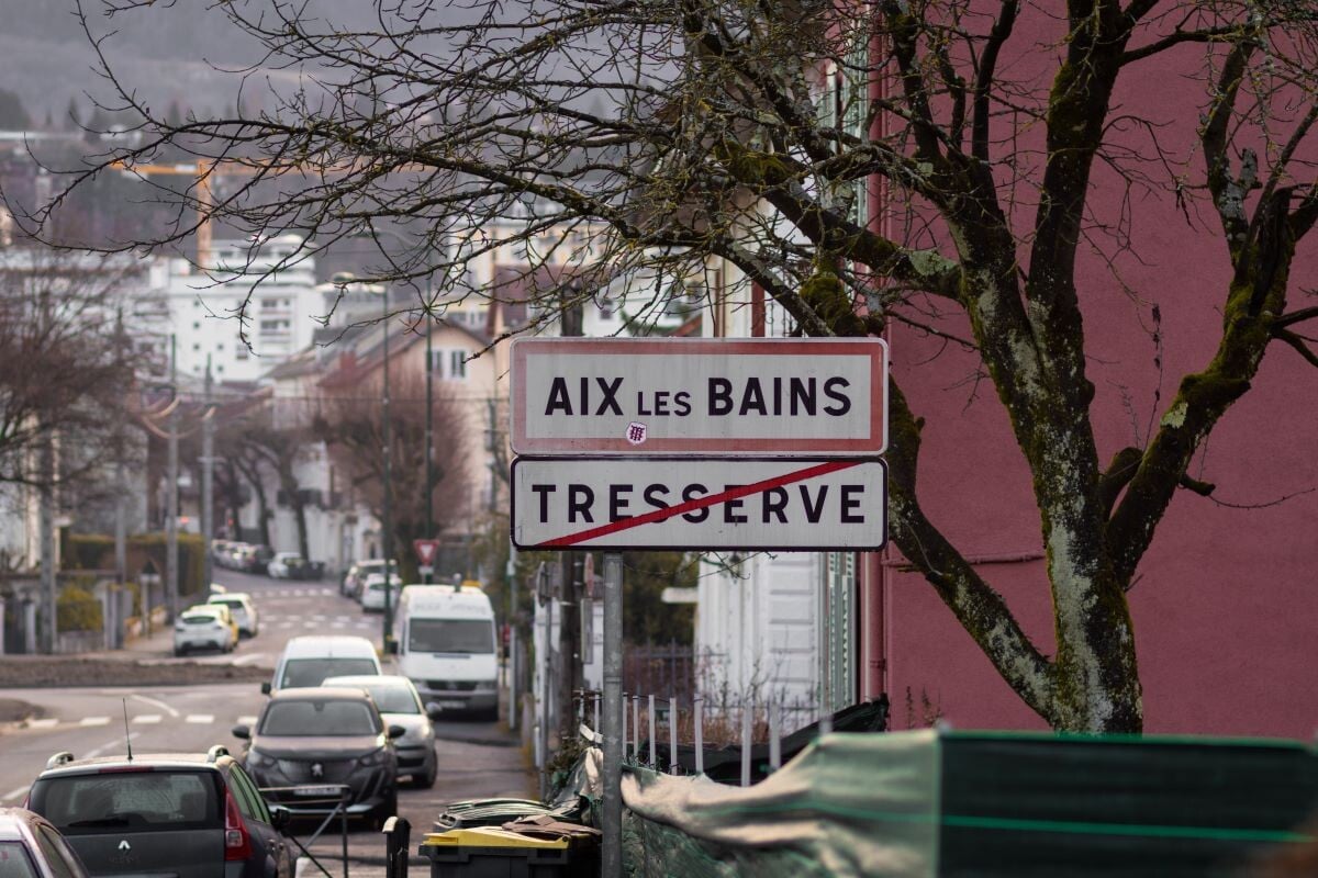 vols réguliers de panneaux d'affichage dans un village des landes