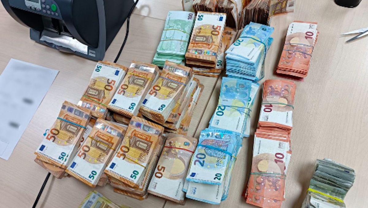 340.000 euros en espèces : un conducteur circule sur l'autoroute