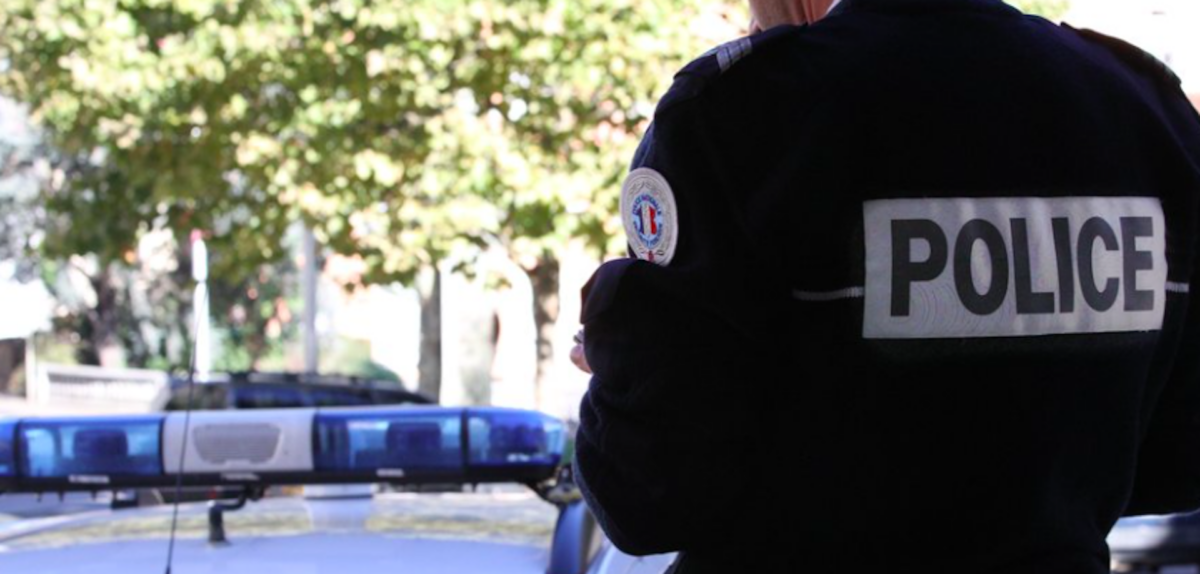 cette piétonne ivre fait piler les policiers et leur fait