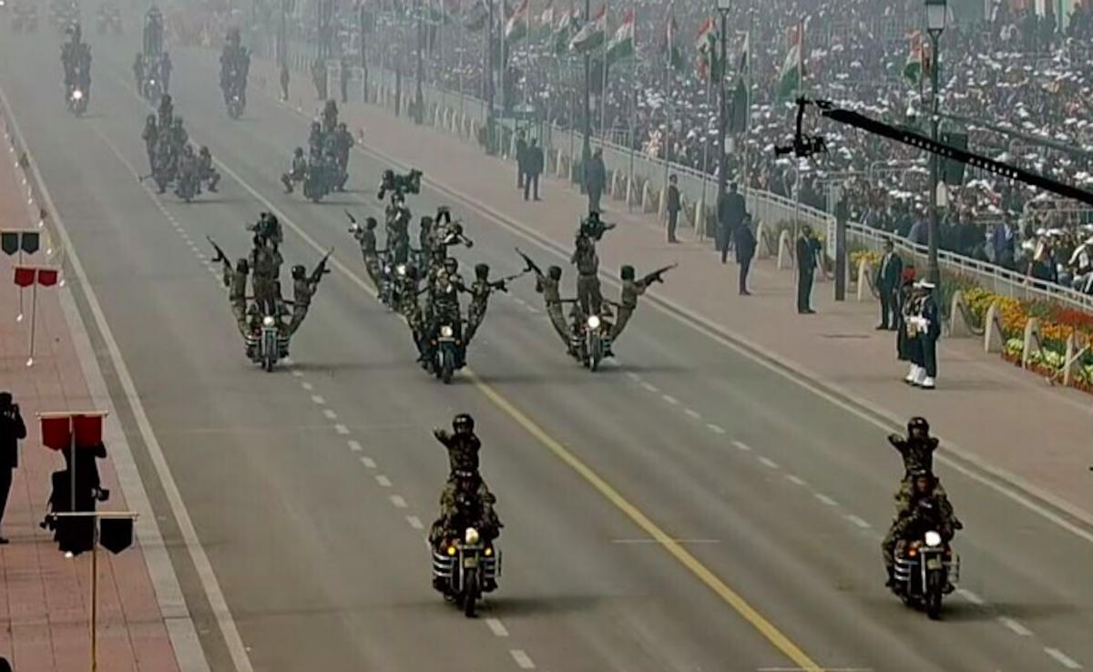 défilé impressionnant des militaires indiennes en moto