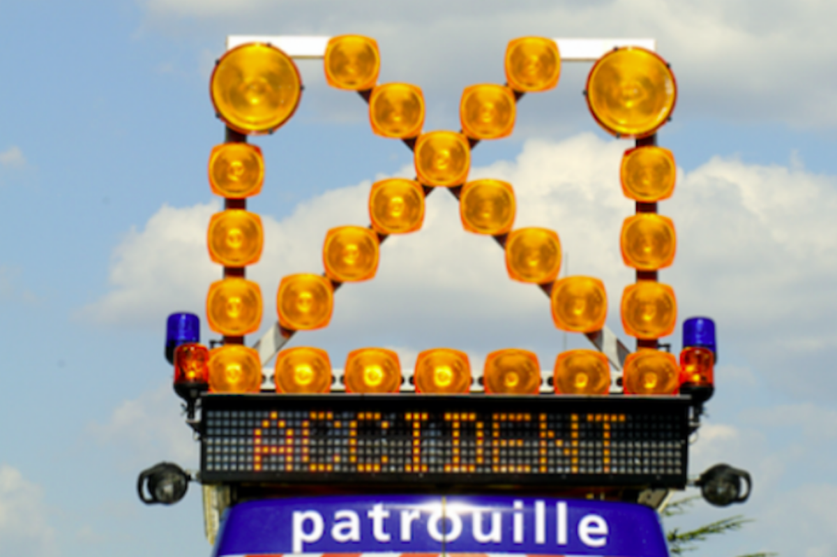 erreur : elle se retourne sur la route après avoir