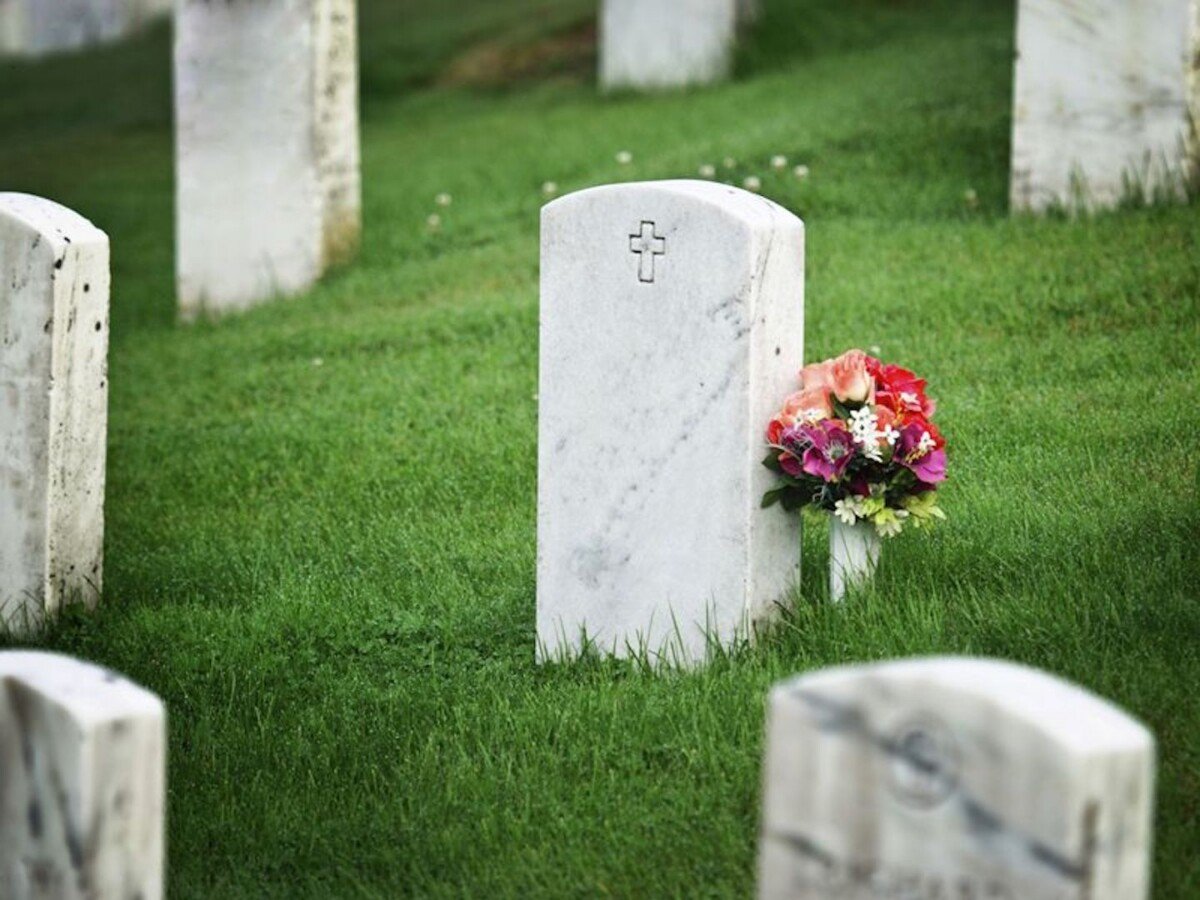 faire des économies, elle voyage avec sa mère décédée dans