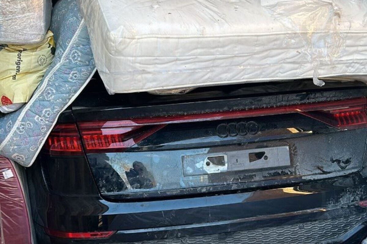 ils cachent une audi sous des matelas lors d'un vol