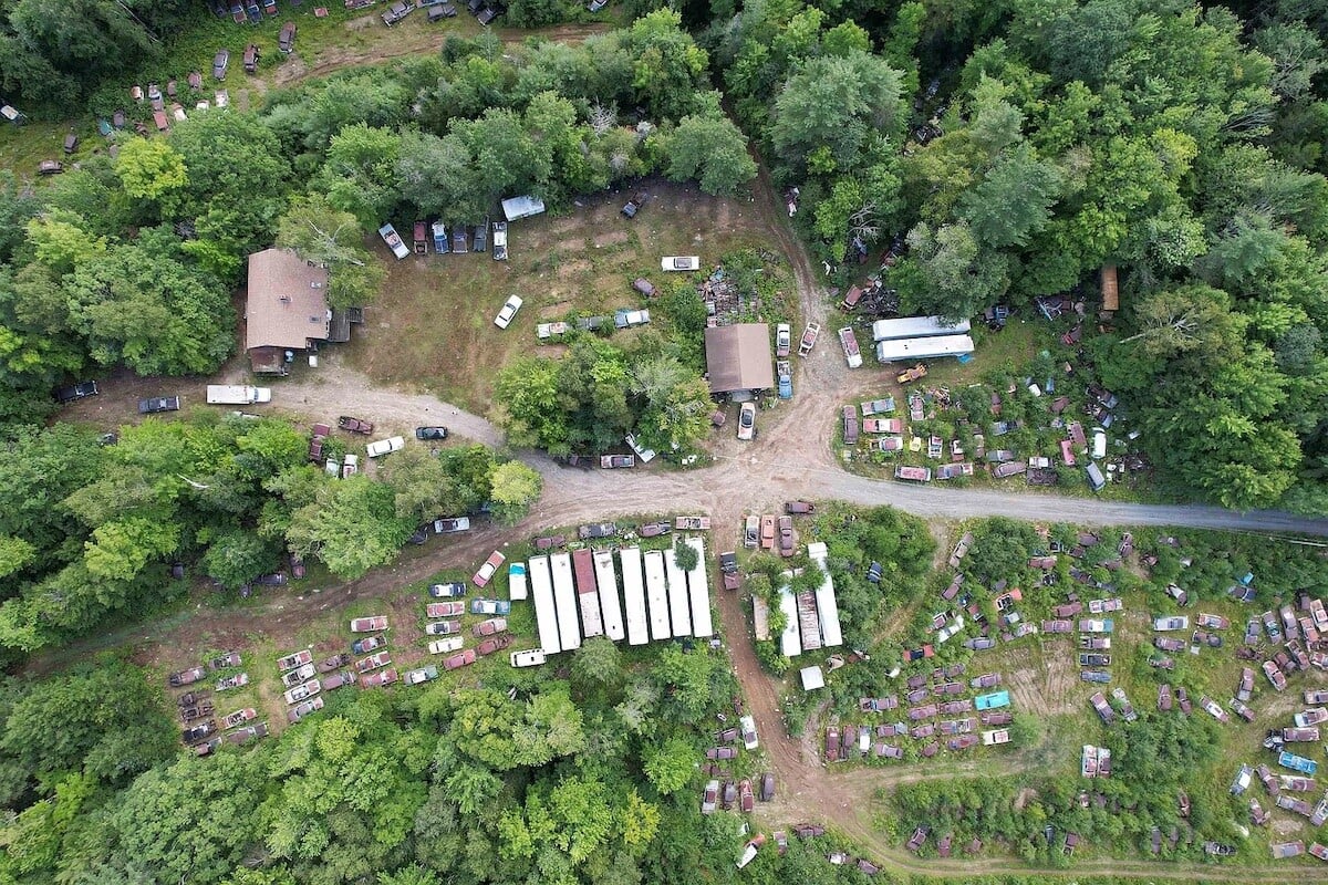 maison à vendre avec un cimetière de voitures