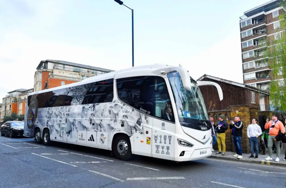 un fan du real madrid prend une photo en percutant